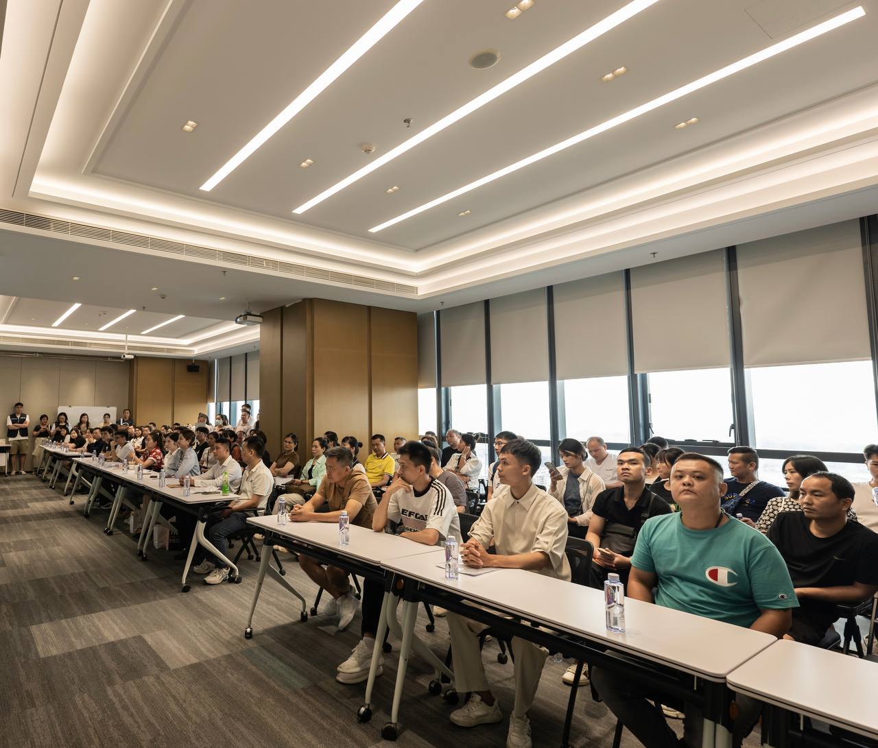 公司團隊現代化會議場景